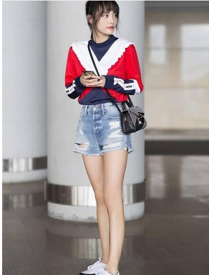 张嘉倪亮相机场，穿短裤腿细得像“竹竿”，穿小码高跟鞋都不跟脚