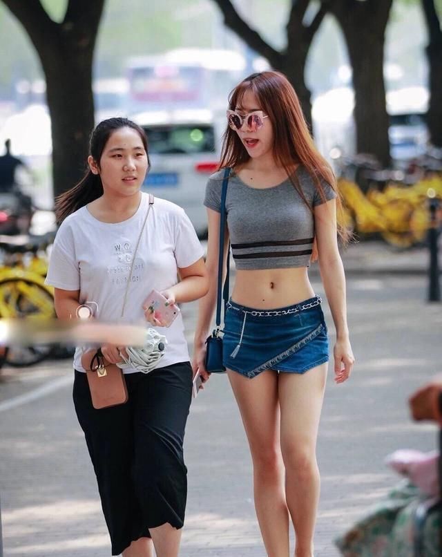 性感|街拍:小姐姐不仅大露马甲线,还大露美腿,既时尚又性感!