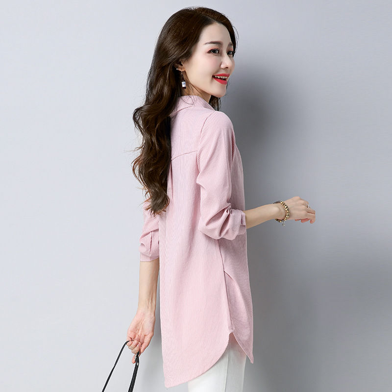 50岁婆婆很时髦，喜欢时髦小衫+九分裤，惹得邻居人人夸嫩