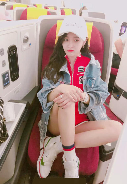 还以为吴宣仪穿了连体泳衣，太短坐下更是尴尬，都不好意思看了！