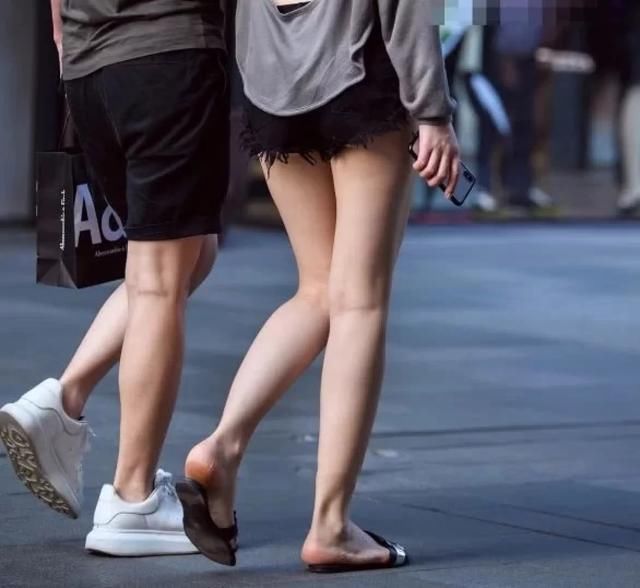 气质小姐姐紧身短裤