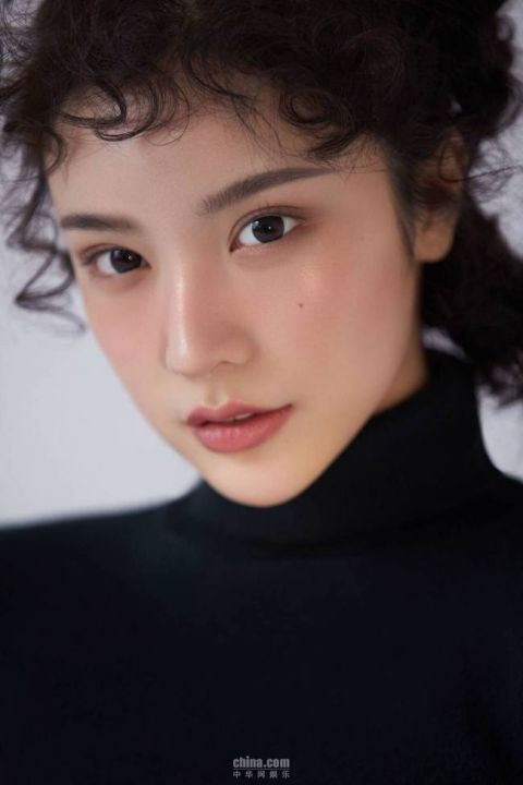  「复古」戴燕妮《青春有你2》热度攀升 纯净复古时尚多变