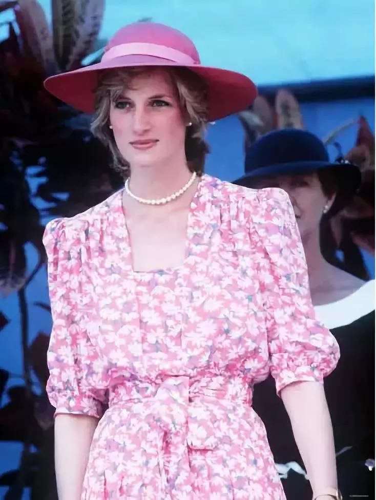 戴安娜不穿香奈儿,凯特与梅根从不穿这种颜色,王妃服饰背后秘辛?