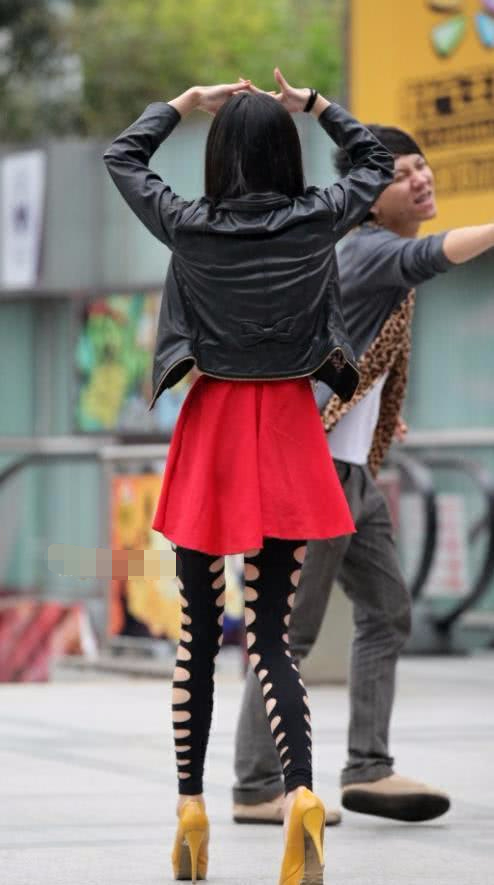 成熟御姐黑色漏洞黑丝袜大显性感好身材，红色的裙子真是不搭