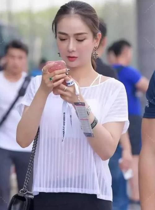  面带微笑■街拍：面带微笑的小姐姐，一条长袖连衣裙，时尚清新靓丽美