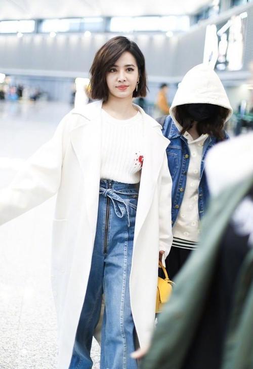 蔡依林也真敢穿！裤子都快穿到胸了！网友：腿短穿到脖子都没用！