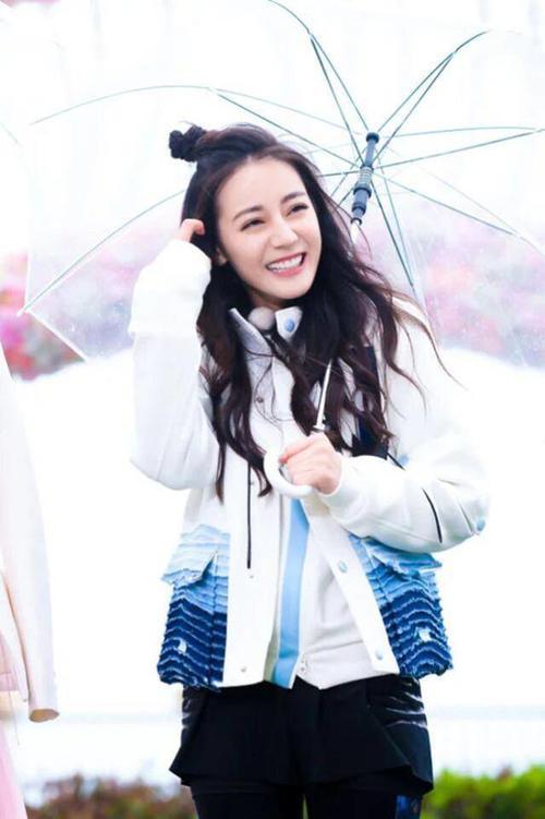 乔欣为赶时尚，学迪丽热巴梳“便便头”，结果却被热巴甩出几条街