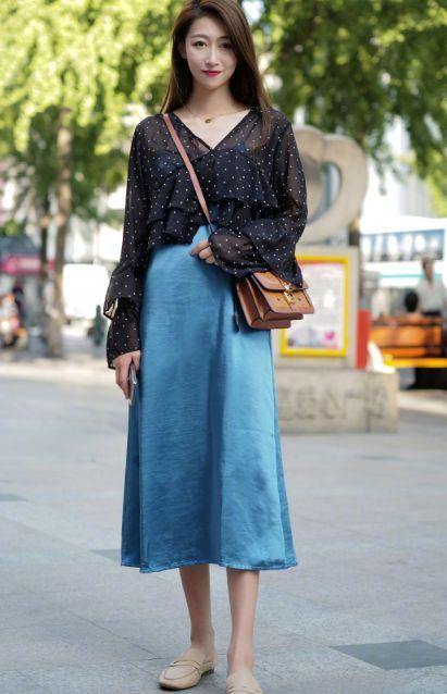 街拍:图一小姐姐害羞捂脸,娇羞的表情最让人心动