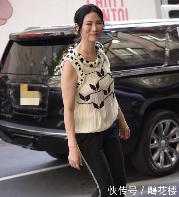  少女装|51岁邓文迪真是越活越小，无袖少女装搭配运动裤，嫩得太不真实