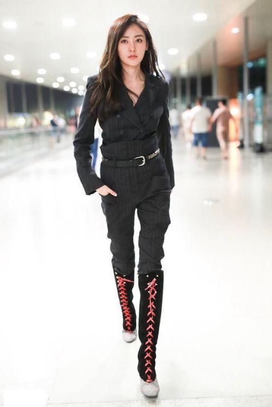 张天爱一身黑装尽显御姐范,但看到她脚上的靴子,我强迫症都犯了