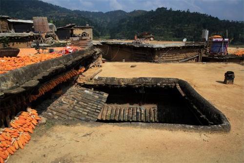 云南古老的彝族村落，至今夜不闭户，因为家家相连、户户相通