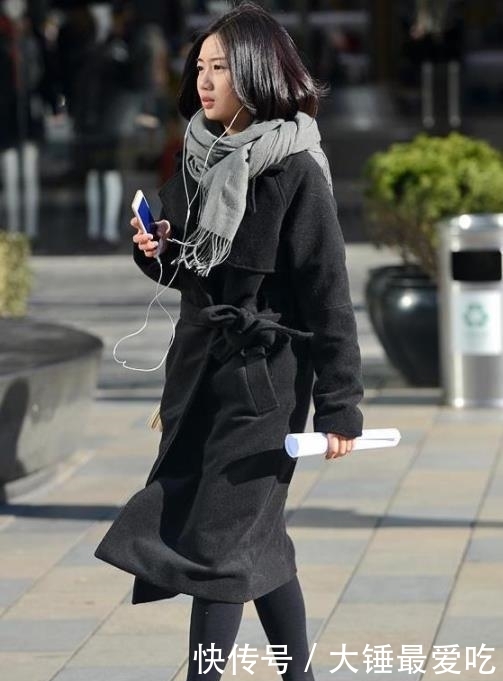  『蓝色』街拍：美女蓝色吊带长裙，长发飘飘，气质高雅