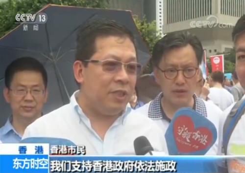 香港各界举行大型集会，30多万市民冒雨参加