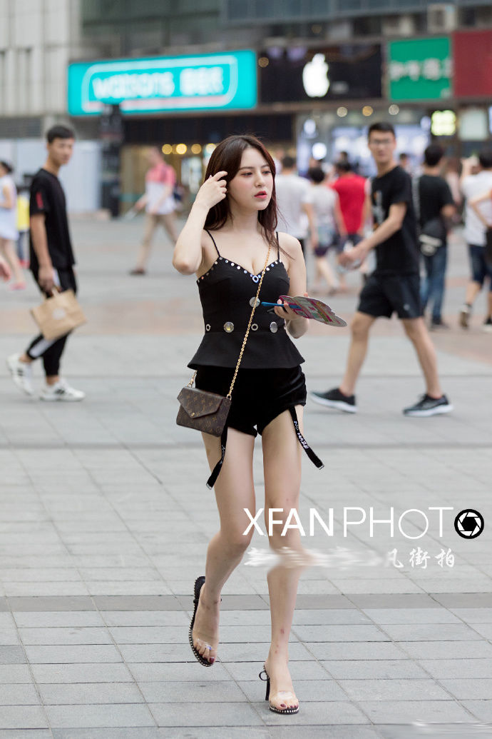 街拍北京:几套轻熟的穿搭，让整条街都成为了一道风景线!