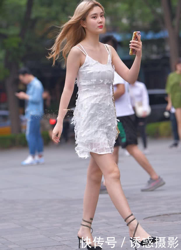 气质小姐姐超短裙裹出饱满身材，清纯气质像一位小仙女