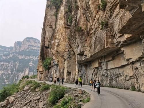 河南山西交界处藏着一条神奇公路,全程开凿在悬崖上被称世界奇迹