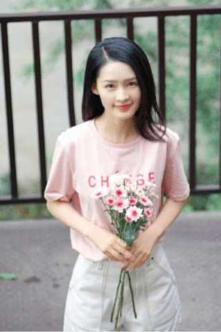 「短袖」被称为“最美伴娘”的李沁, 这样穿简直太少女了, 暴露自己的细腰