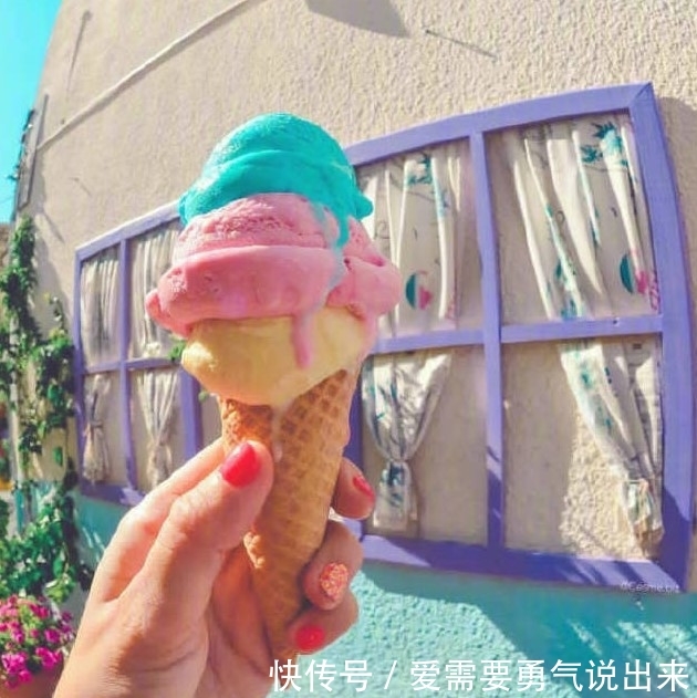  【冰淇淋】风衣不要只穿“卡其色”，今年流行“冰淇淋色”风衣，明星都在穿