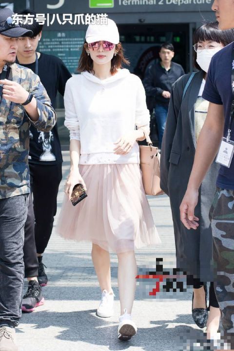  明星■“卫衣+短裙”太随意！学这些明星配“淑女裙”，阿姨美成小姐姐