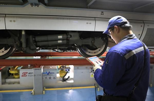  库内检测机■高铁列车奔春运一列“好汉”三个帮