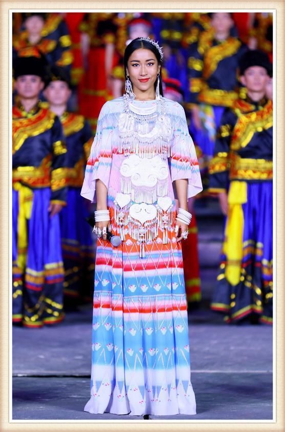 吉克隽逸这是涂了多少层粉底？网友：脸跟腿完全就是两种肤色！