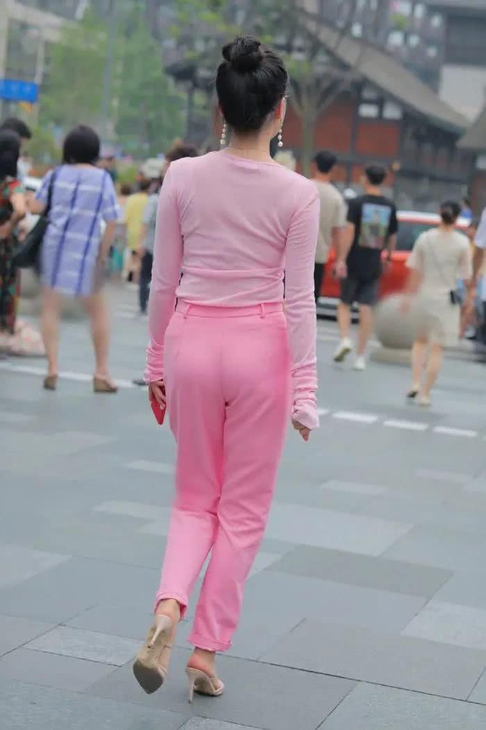  俏美|气质女生真会穿，选择休闲减龄的西裤穿搭，让造型显得干练又俏美