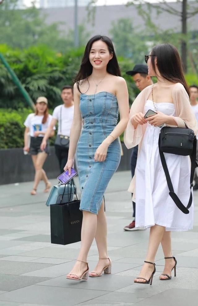 街拍丨你到底喜欢清纯的还是性感的？对照看下去就知道了！