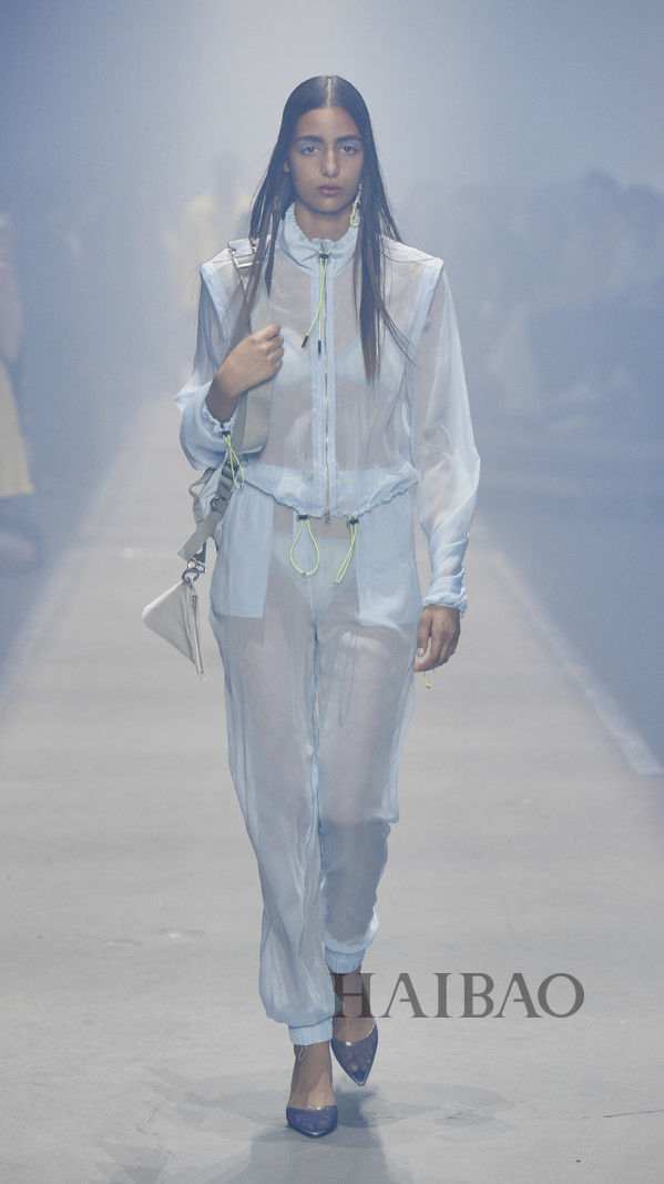 白Tee，白衬衫，能想到的白色单品只有这些?还有这些白色基础单品