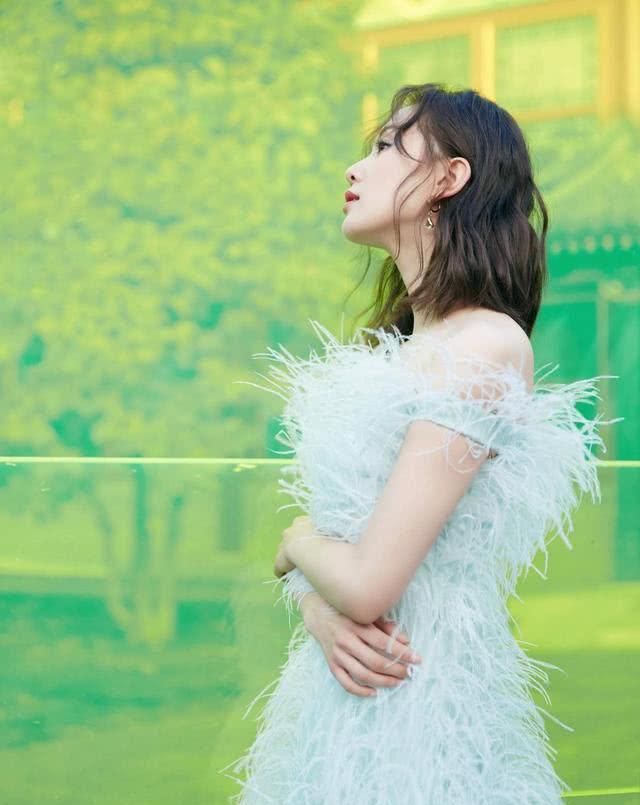 【刘诗诗选择】刘诗诗复出后气质高贵迷人，一袭白裙配流苏珠宝，宛若优雅白天鹅