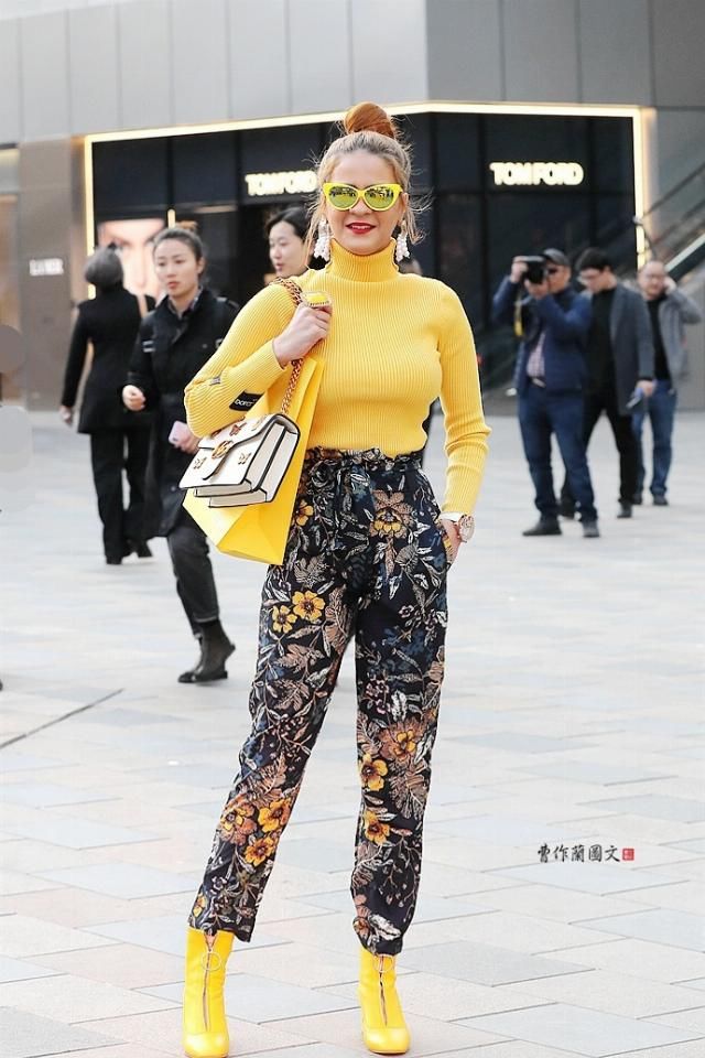  #美女#街拍：敢于驾驭一身鹅黄的美女