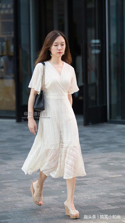 路人街拍：小姐姐宽大T恤在腰间系成一个结，秀出小蛮腰