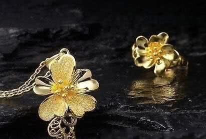  「清洗」黄金首饰戴久了变黑，不用花钱洗！在家用“水”泡，照样光亮如新