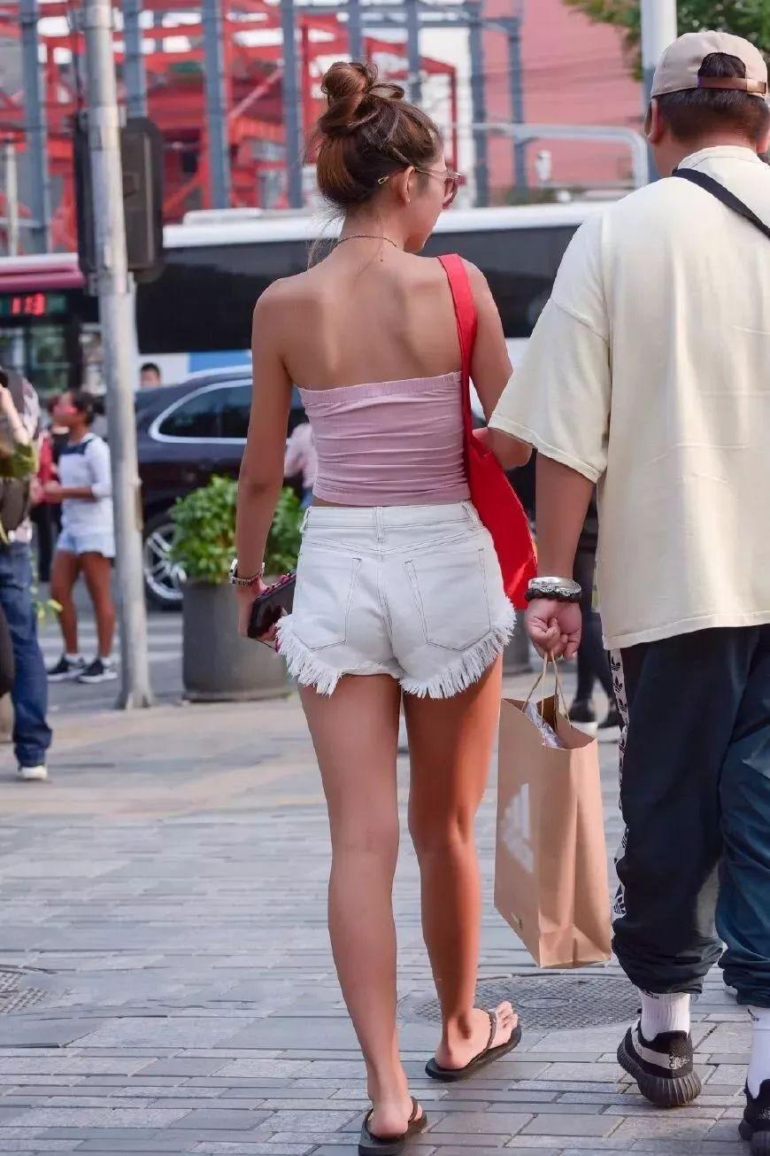 粉色露脐背心搭配白色热裤,温婉如水不羁性感