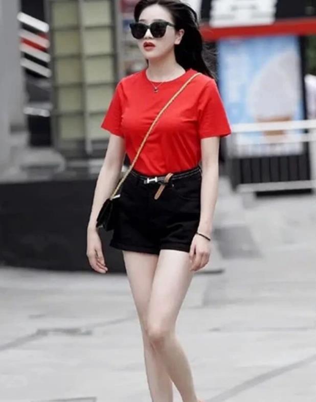 碎花■街拍:优雅端庄的美女,一件碎花衬衫配白色半身裙,气质迷人