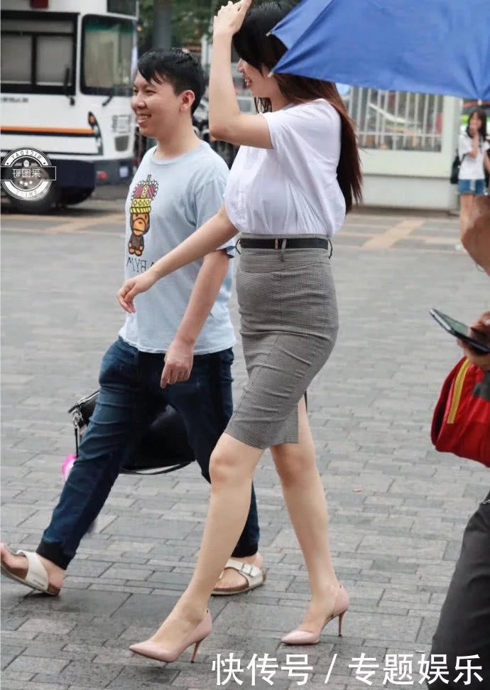 身材高挑的小姐姐包臀裙穿出修长的美腿，宽松的上衣美艳动人