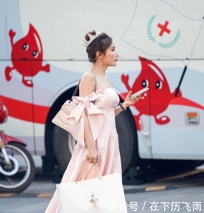 『美女』迷人靓丽的美女街拍:简约不简单的美女,吸引无数目光