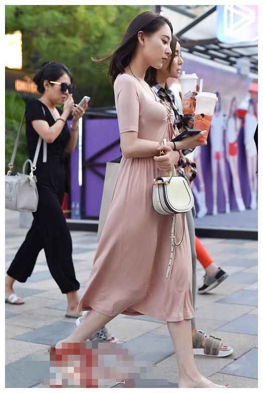 街拍:图五美女穿短裤,白皙水嫩的长腿,我给满分!