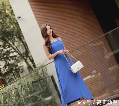  [气质]孙允珠：蓝色吊带连衣裙，尽显女神的魅力气质，网友：大气优雅