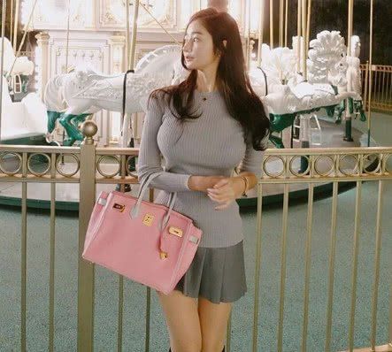 空姐健身练出完美腰臀比，一双长腿紧实有力，傲人身材展露无遗!