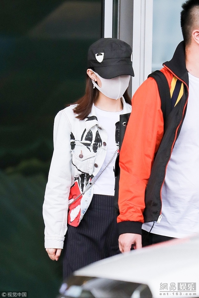 赵丽颖怀孕传言后再现身，刻意穿紧身衣？肚子真是一目了然