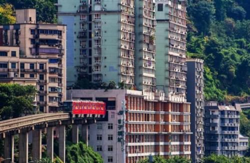  「穿过」重庆轻轨从楼中穿过，吵不吵？晃不晃？楼里的居民这么