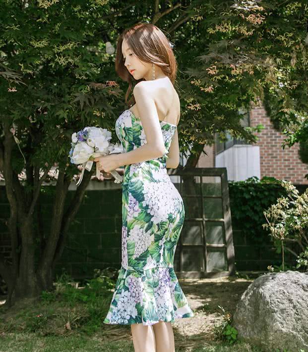 街拍：在人群备受大家的关注的小姐姐，非常的好看时尚！