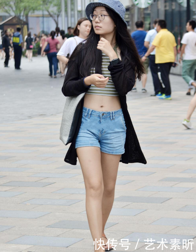 街拍:热裤、黑丝、露脐装,都没有后面那位小姐姐的鞋子吸引人！