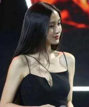 她也真是大胆,完美身材搭配包臀裙，美丽无处可藏！