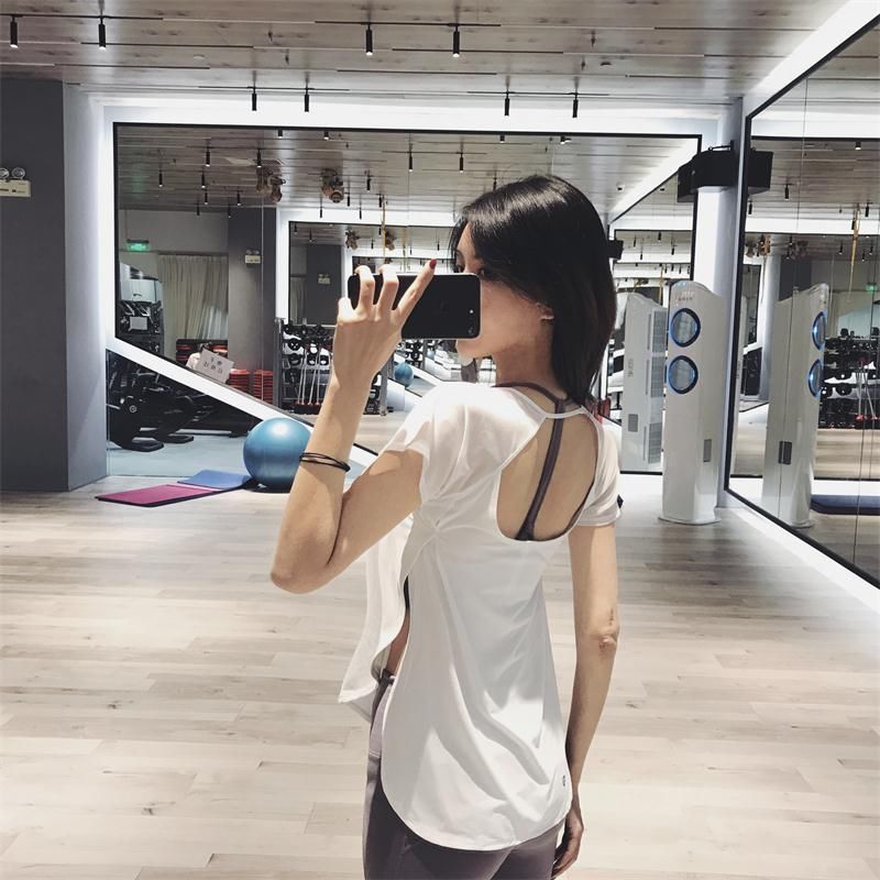 健身的女人真会穿，紧身裤与露背装，真美!回头率不是一般的高