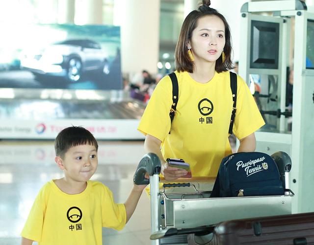 大麟子和邓莎亲子装现身机场，小小年纪要潮过妈妈的节奏