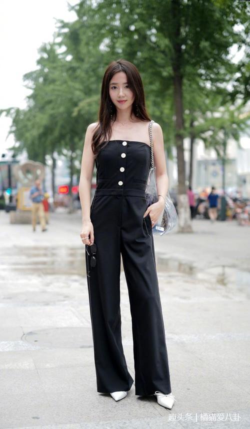 路人街拍，美女穿着时尚又不显拘谨，身材苗条，颜值满分