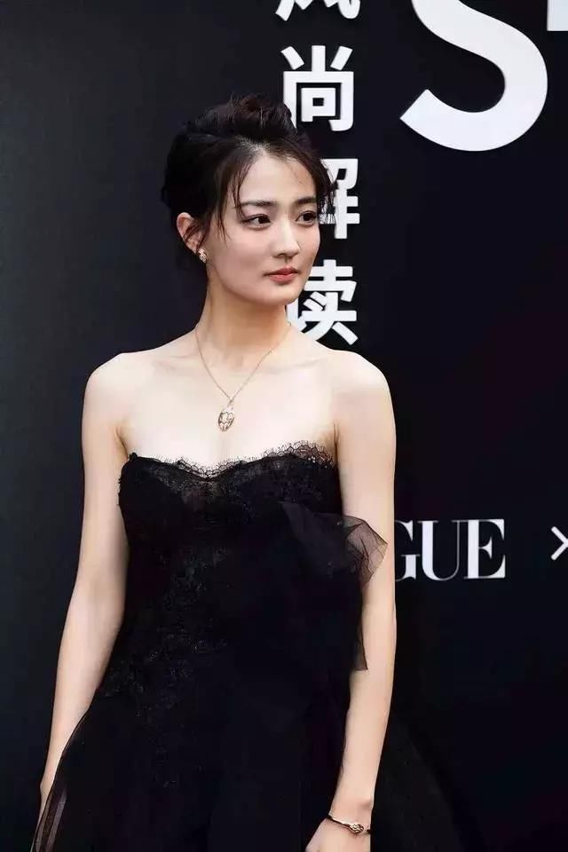 当杨幂与徐璐同穿黑色抹胸裙，网友：终于知道清新和油腻的差距了