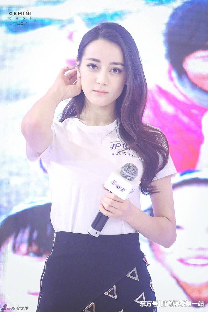 29岁baby和26岁热巴同穿白T短裙，终于见识了真女神气质