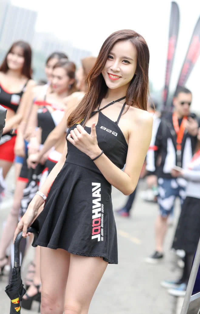 超短迷你裙勾勒出玲珑有致的身材,火辣的风格让路人纷纷侧目